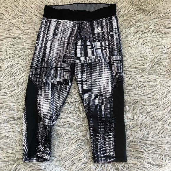 🔴 2 for $25 Adidas tech fit  women’s Capri leggings size XS - Picture 2 of 7